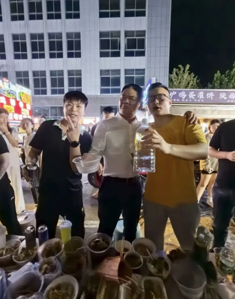 京东东哥回宿迁了。三件事，其实应该说两件事。1，宿迁开四家京东平价折扣超市8月