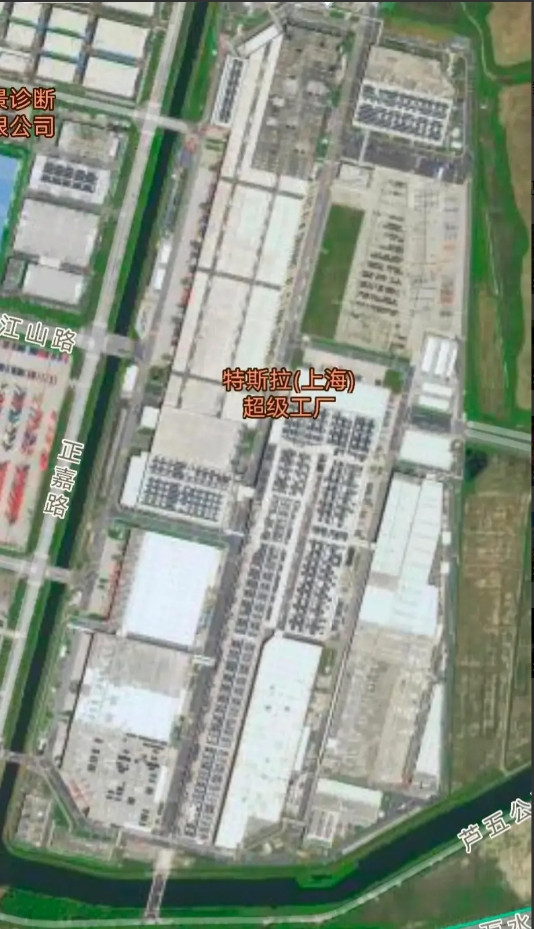 看一看特斯拉上海工厂的鸟憨图，再看看小米汽车工厂的鸟瞰图，马上就能明白为什么小