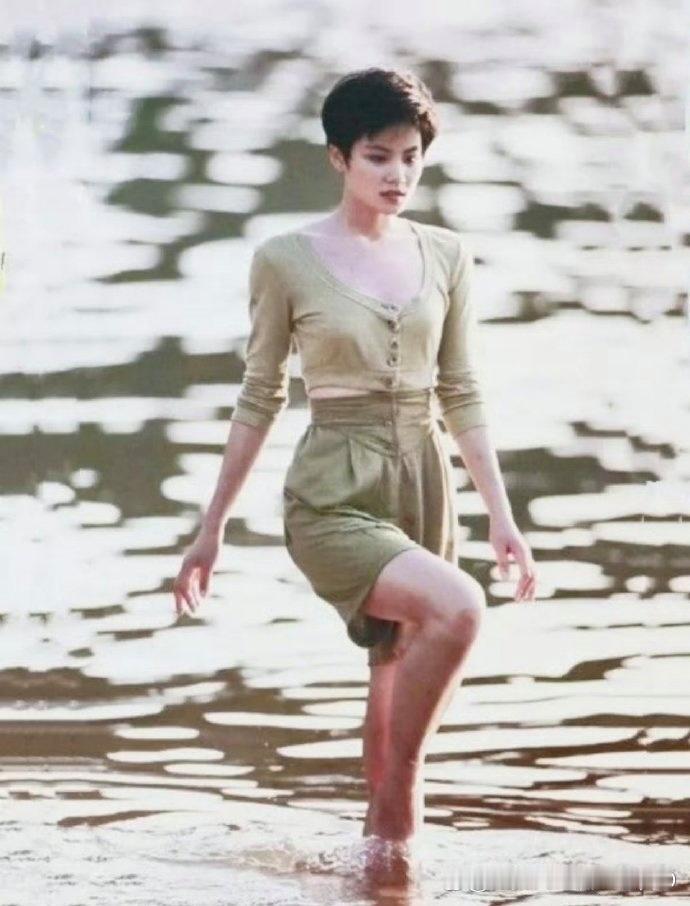 21岁的王菲原来长这样，35年前原来就这么时尚动人了