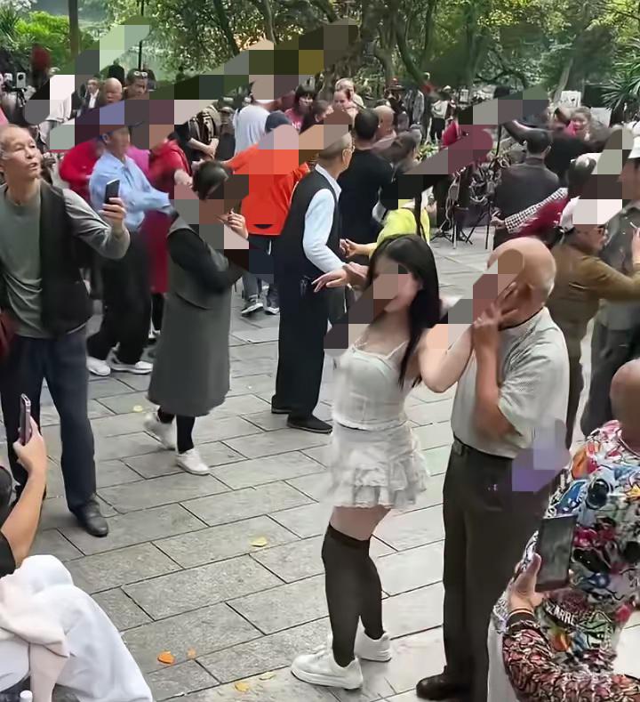 在柳州市区的公园，简直是个别样的“小江湖”。那些退休老头就像“猎手”，专挑年轻有