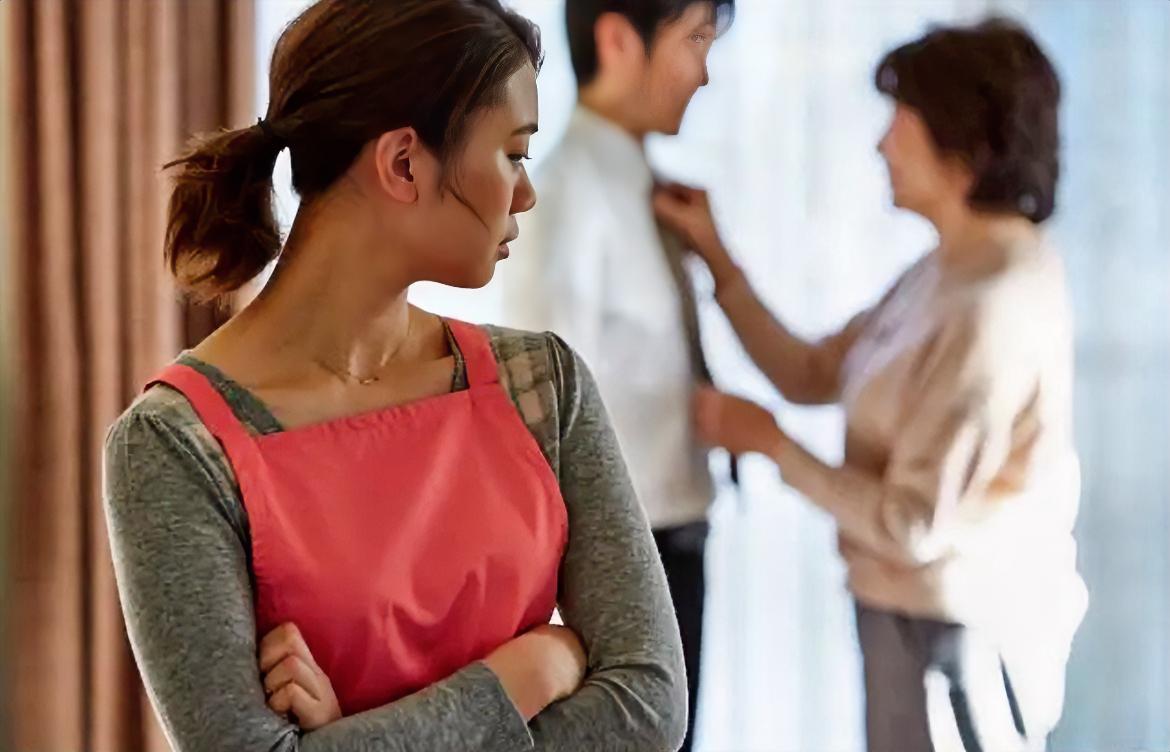 婆媳矛盾的本质是什么？已婚女人被婆婆背后告状是什么滋味？李女士说：“就像吞了