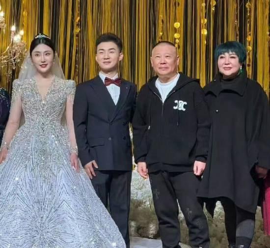 陶阳：大林，今天你比我和新娘还火，捧花飞你手里，大家还齐刷刷催你结婚。郭麒麟