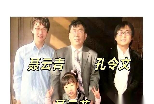 大瓷缸子，兑上冰块，喝白酒。就这一条，我就觉得这老爷子是个神人。烟是一天两三