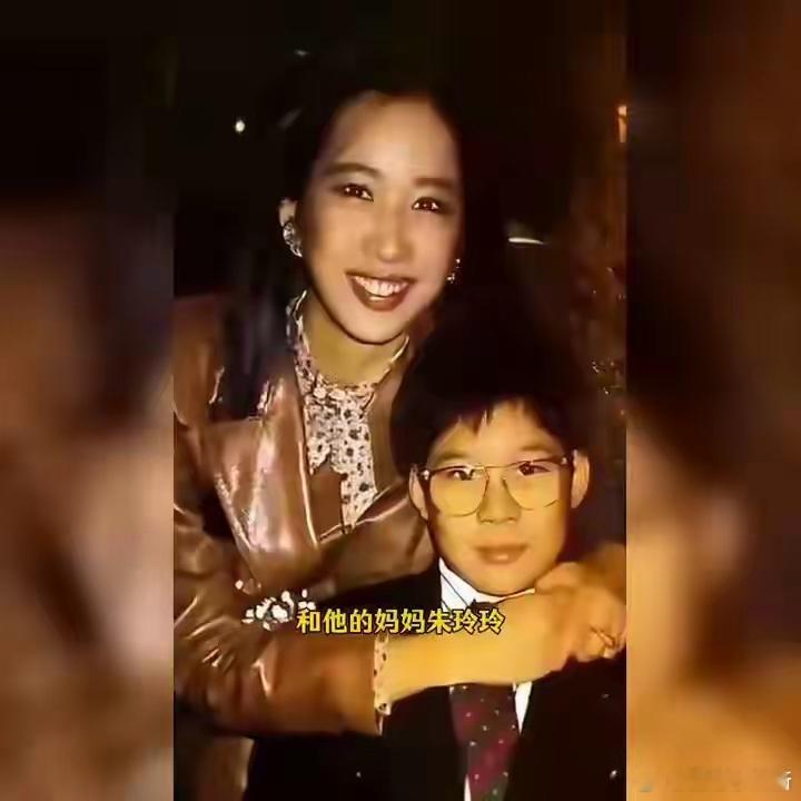 霍启刚与母亲朱玲玲：豪门母子的温馨时刻这是霍家的大少爷霍启刚和他的妈妈朱玲玲。从