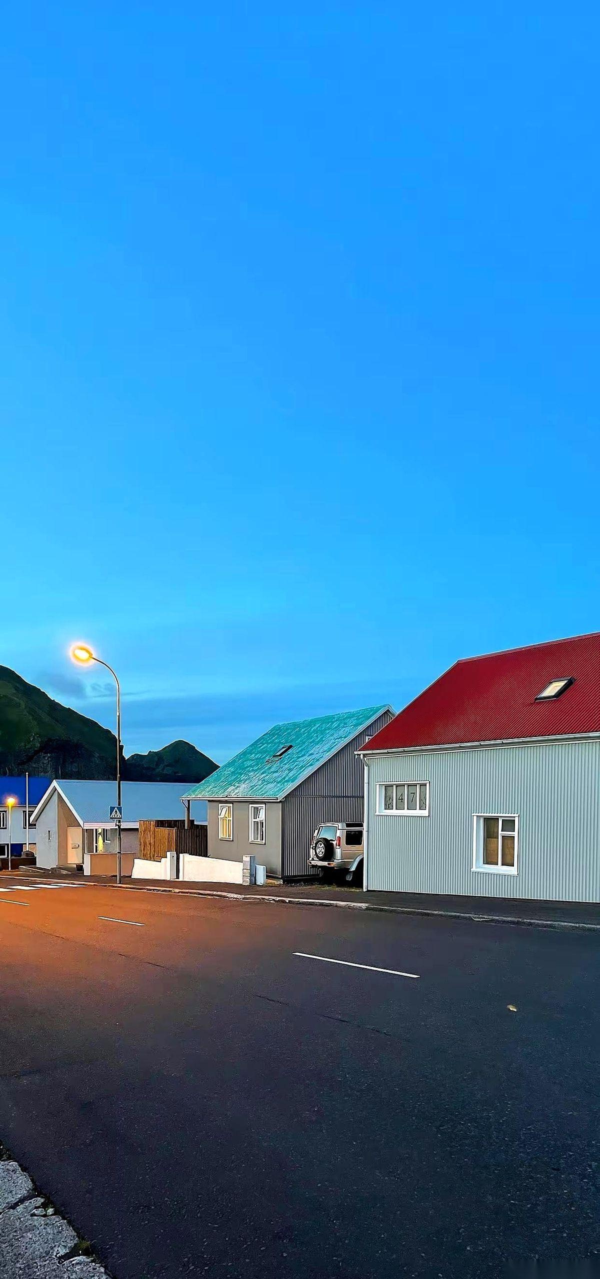 最要命的，根本不是家里穷。而是他们一边把你推向残酷的战场，一边亲手卸了你的盔甲