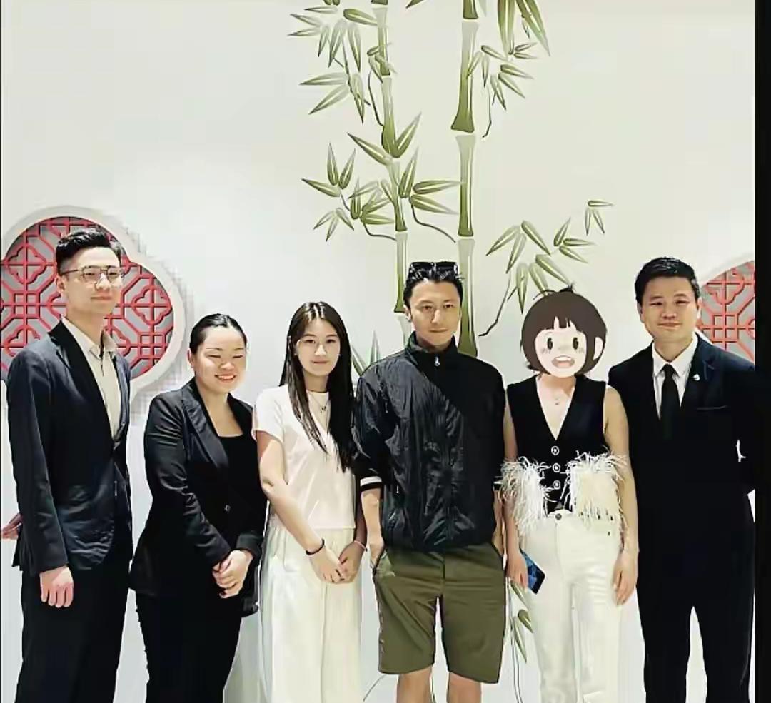 44岁谢霆锋素颜现身迪拜中餐厅，与厨师八食客抓拍！原来此次迪拜之行是谢霆锋带18