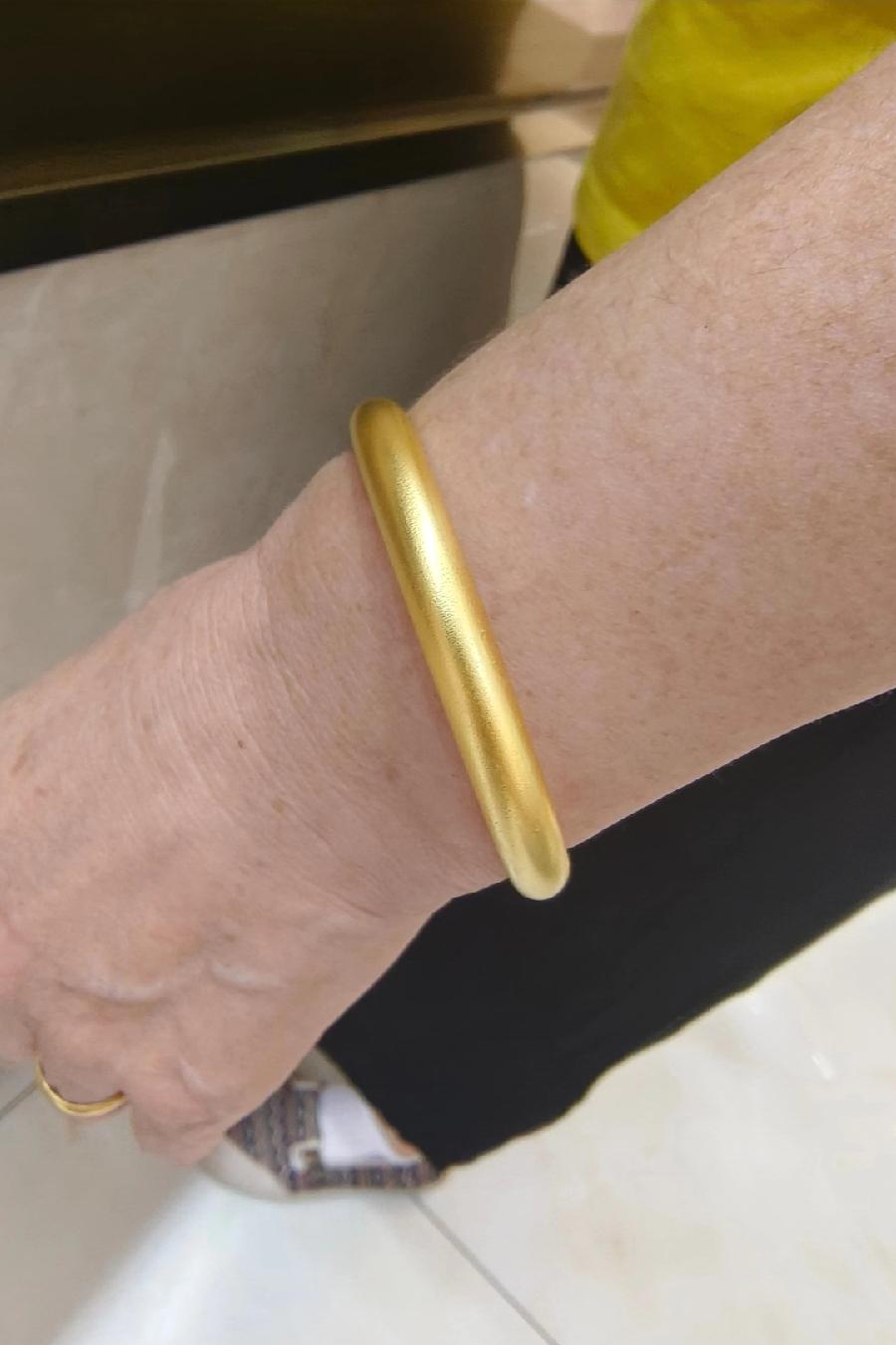 我给抠门的婆婆上了一课。我说：你的金镯子金戒指现在舍不得戴，等哪天你不在了，我