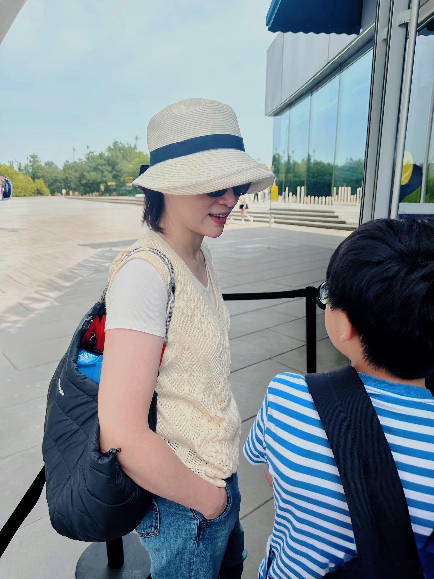 董卿带儿子看网球赛董卿儿子长这么大了董卿儿子长这么大了，小朋友看起来很壮实​