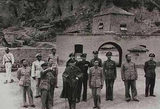 1947年，胡宗南俘虏了5万人，蒋介石为他举办庆功宴，谁知记者却说：“委员长，西