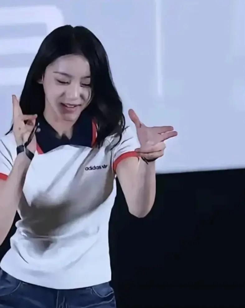 现在的娃儿是因为吃得太好了吗？怎么都着急着长大。小演员刘佳玺，今年才13岁，可看