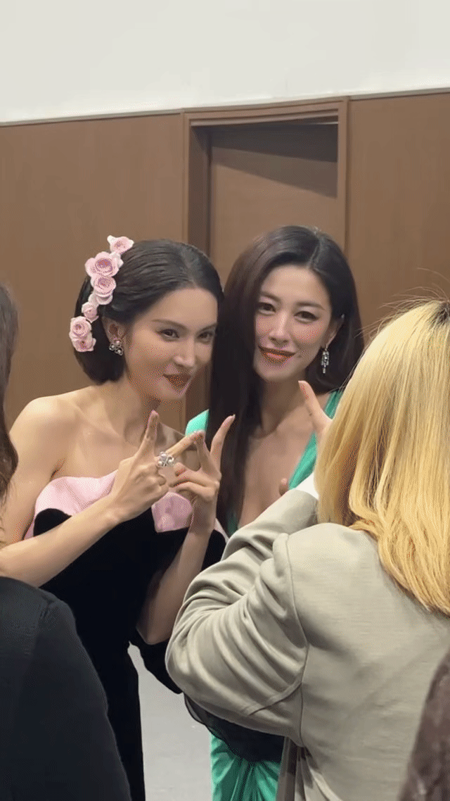 从没有一刻想do酒窝的心情像现在这样到达巅峰前有田曦薇后有朱珠笑容魅魔的人都