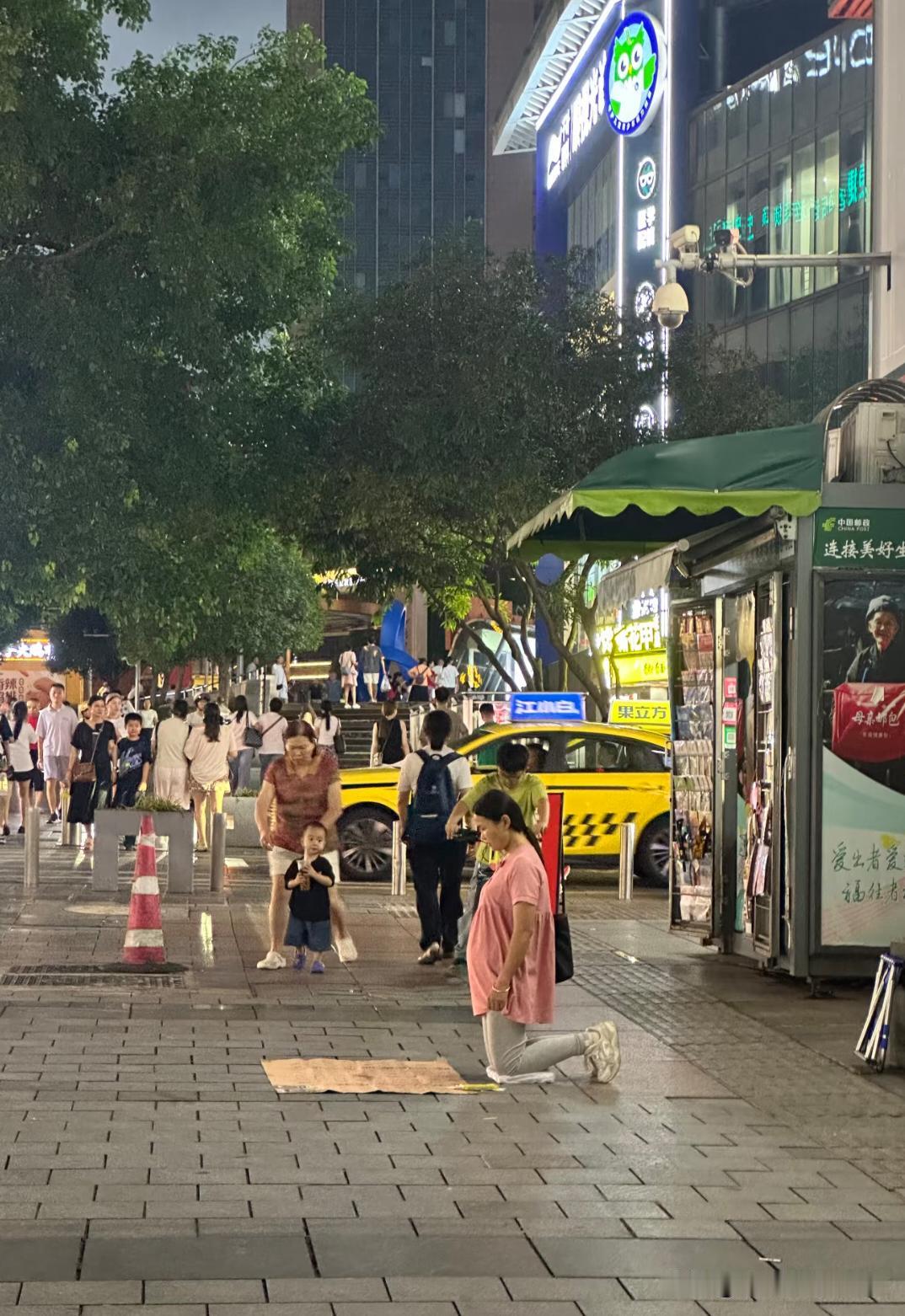 重庆杨家坪2号线外面，前几天在金童路轻轨站看到的，38度的天气，看起确实可怜，听