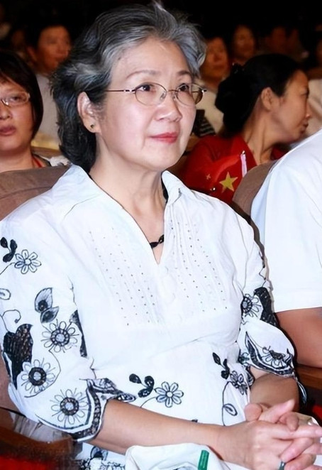 1990年，张艺谋筹拍《大红灯笼高高挂》，46岁的曹翠芬来面试二姨太，但张艺谋却