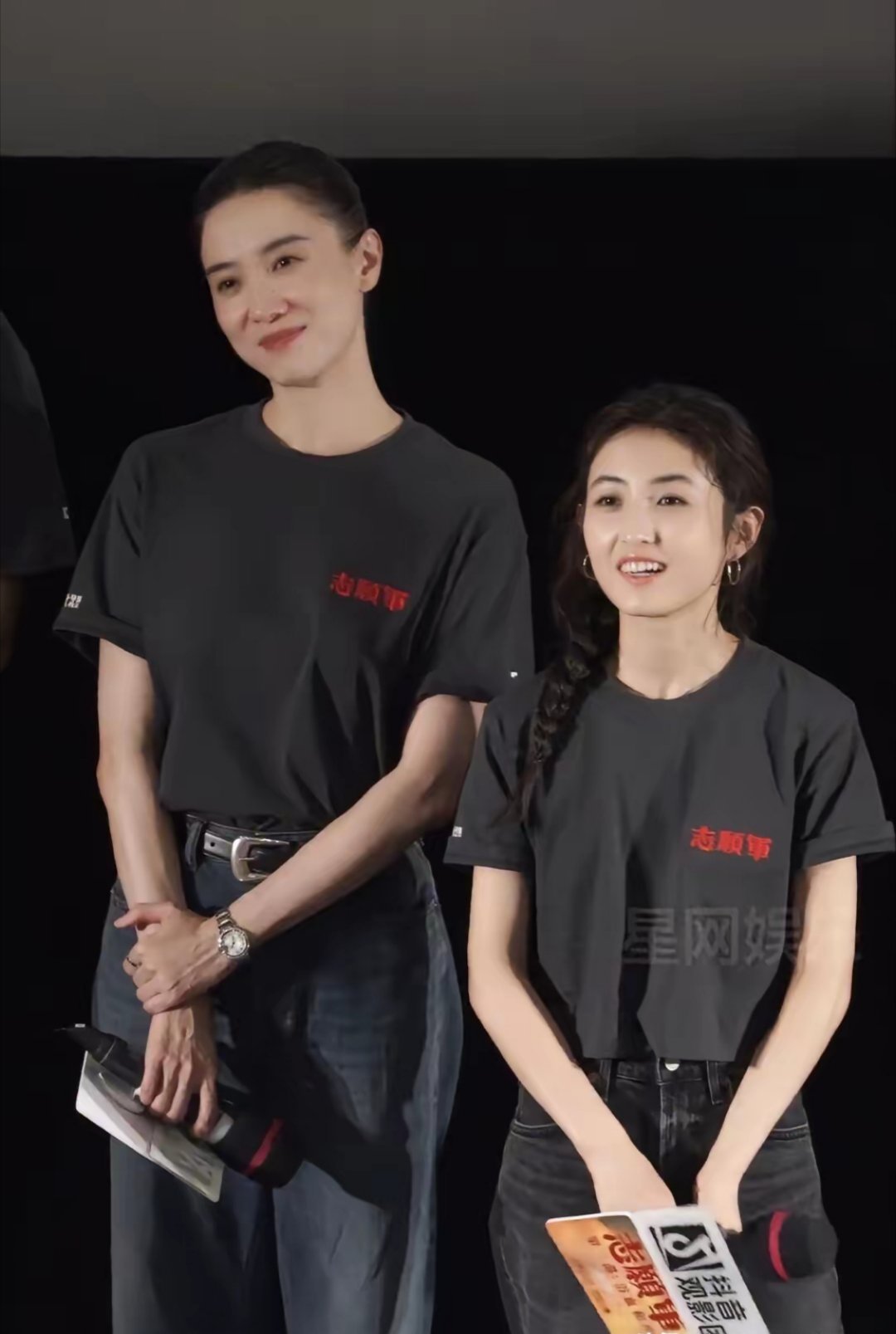 颜值在身高面前真的不值一提，160的张子枫站在宋佳旁边变得好小一个，我的目光全部