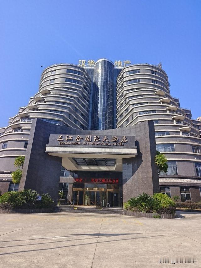 6000万的酒店，第一次拍卖，没人报名。平乐县城，漓江边上一小县城。这酒店盖得