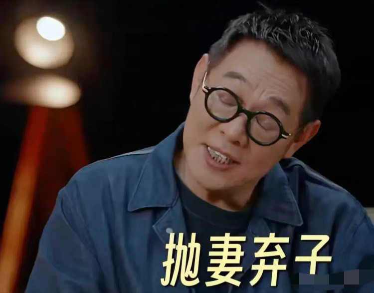 李连杰多年来一直背负着“抛妻弃子”的标签。在访谈节目中，李连杰主动谈起这个争议，直言看到网上的评价，
