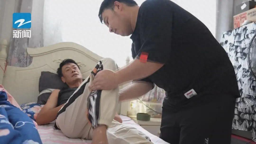 “这就叫福报！”浙江宁波，一18岁小伙因走投无路，只好睡在公园里，一好心人发现后