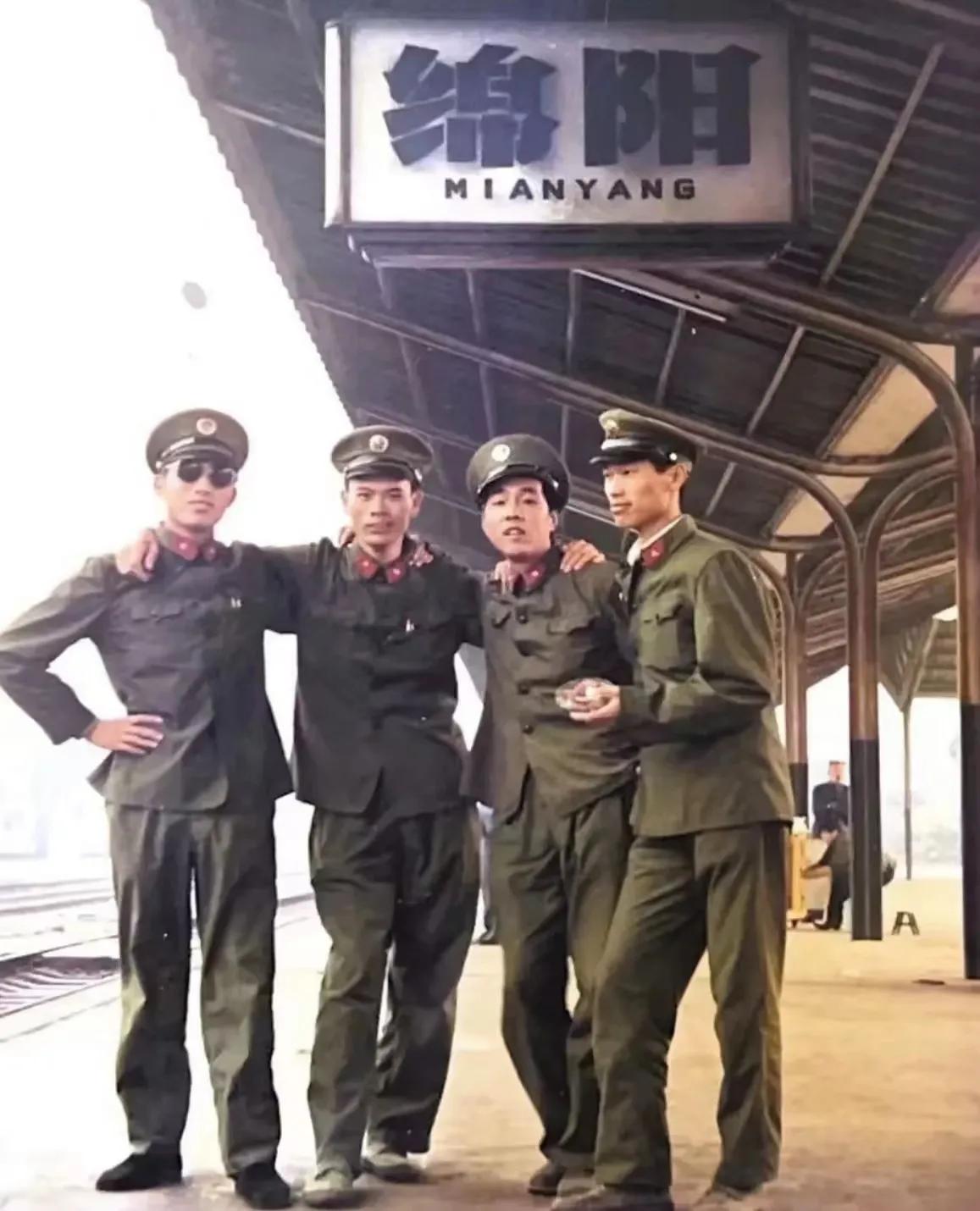 1987年，老山轮战结束之后，几名勇士从一线回到青海驻地后，中途路过四川绵阳站，