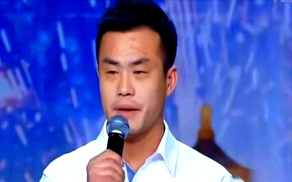 一个在监狱里踩缝纫机的男人，把一张纸条塞进了布娃娃。纸条上就四个字：“我喜欢你。