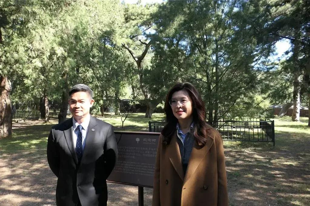 郑丽文昨天一行人登香山追思孙中山，当时和连战纪念树合影，其实，连胜武和郑丽文合影