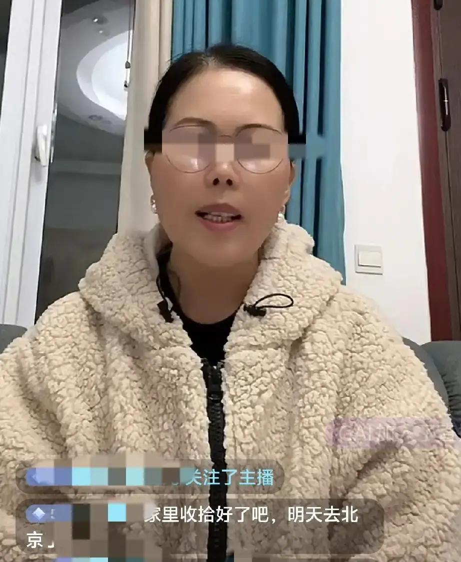 小杨阿姨直播连线马筱梅，镜头里马筱梅素颜抱着刚出生的小宝宝，声音还有点虚。小