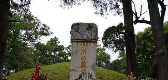 1966年11月12日，孔林遭受了大规模的破坏，孔子墓首当其冲，人们带着极大的好