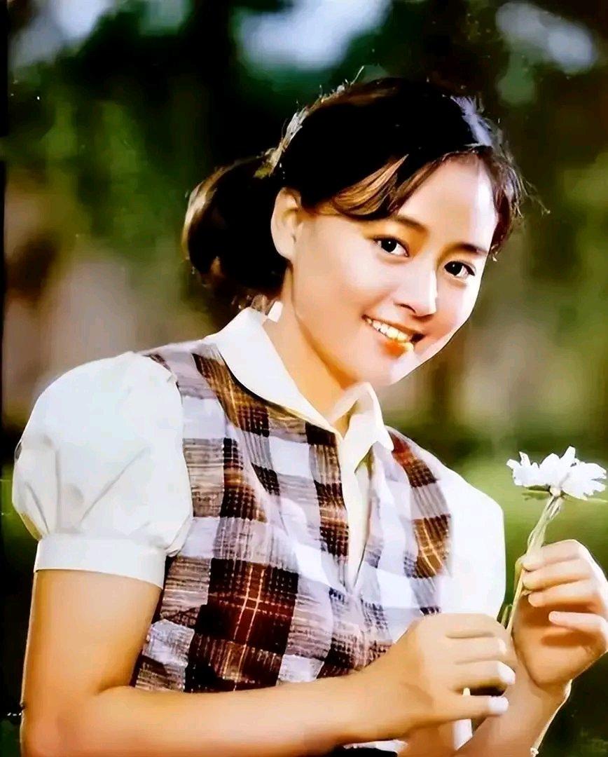 张瑜这一辈子，就像一部充满转折的电影。她1957年出生于上海优渥的知识分子家庭，