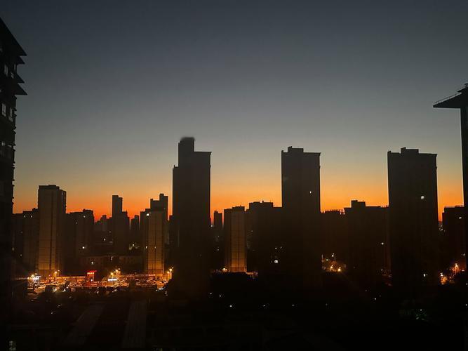 晨光破晓映窗明，霁色初开万象清。风拂柳丝舒倦意，露沾桃蕊润欢情。云程自展