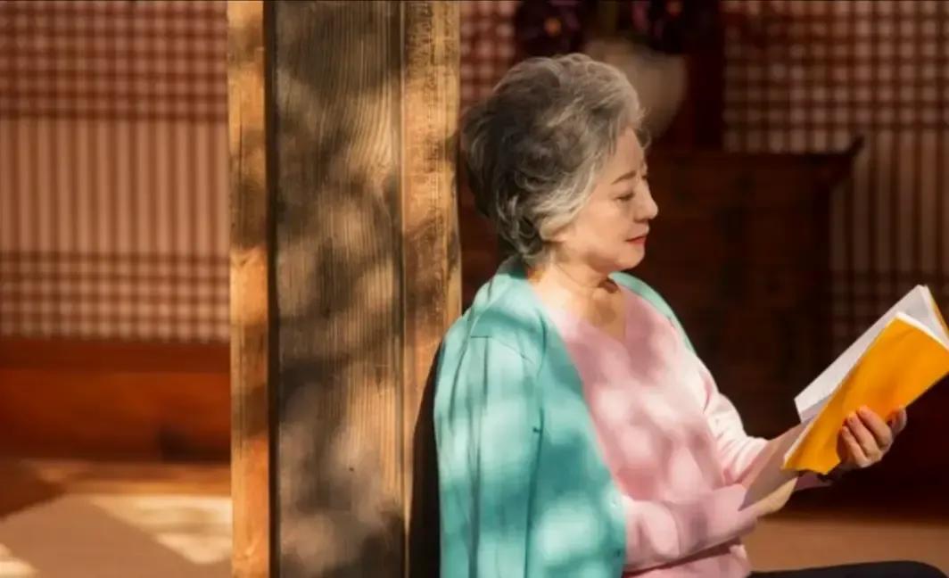 热搜里那条别让妻子一个人扛所有把我看闷了。我媳妇六点起床做早饭，七点半送娃，八