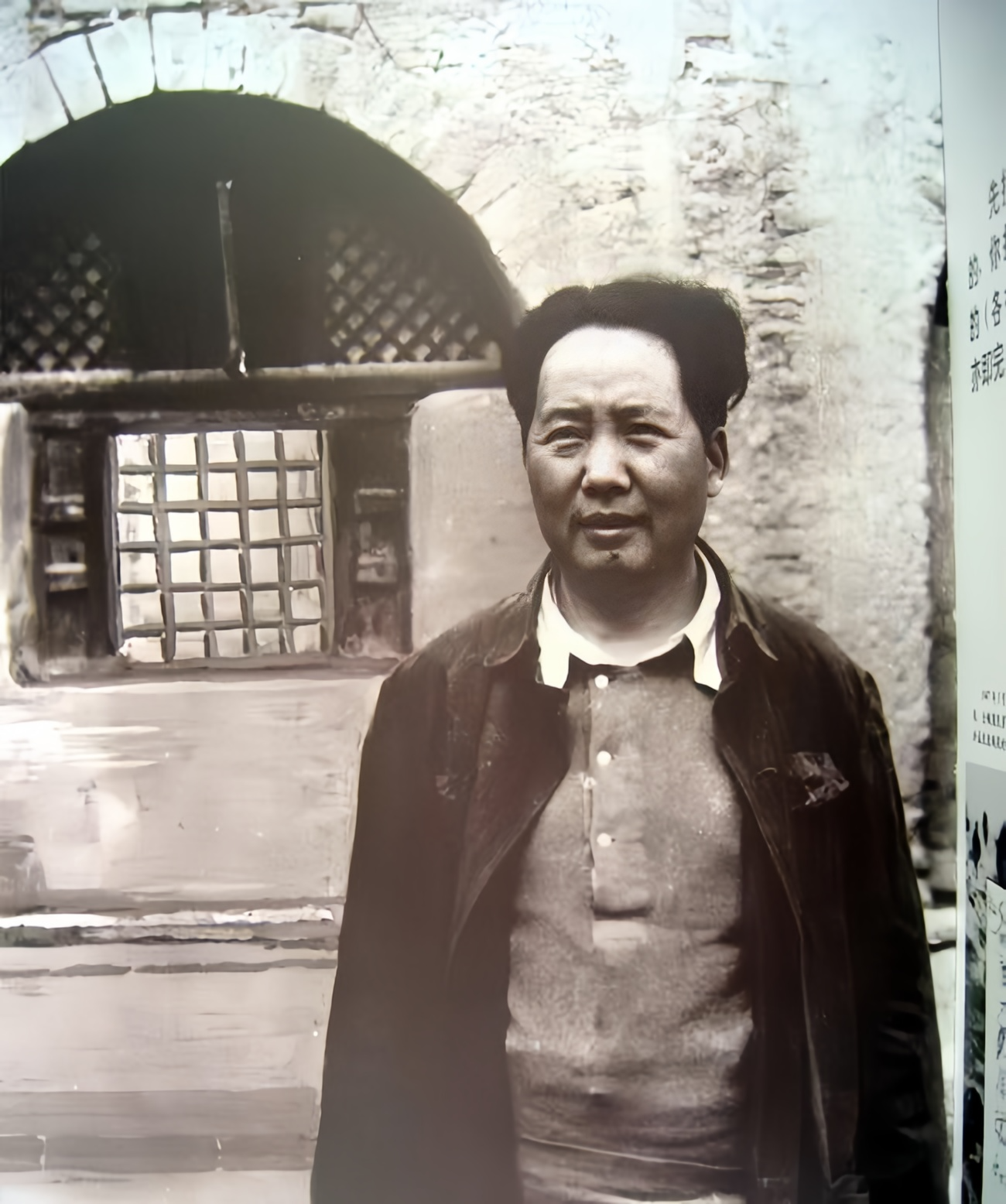 1938年春节，毛主席到军委供给部军人合作社视察，社主任张令彬用自己的津贴请毛主