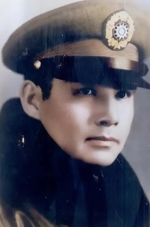 1935年，张灵甫回家对妻子说：“我想吃饺子”，妻子拿起镰刀就往菜地走。谁知就在