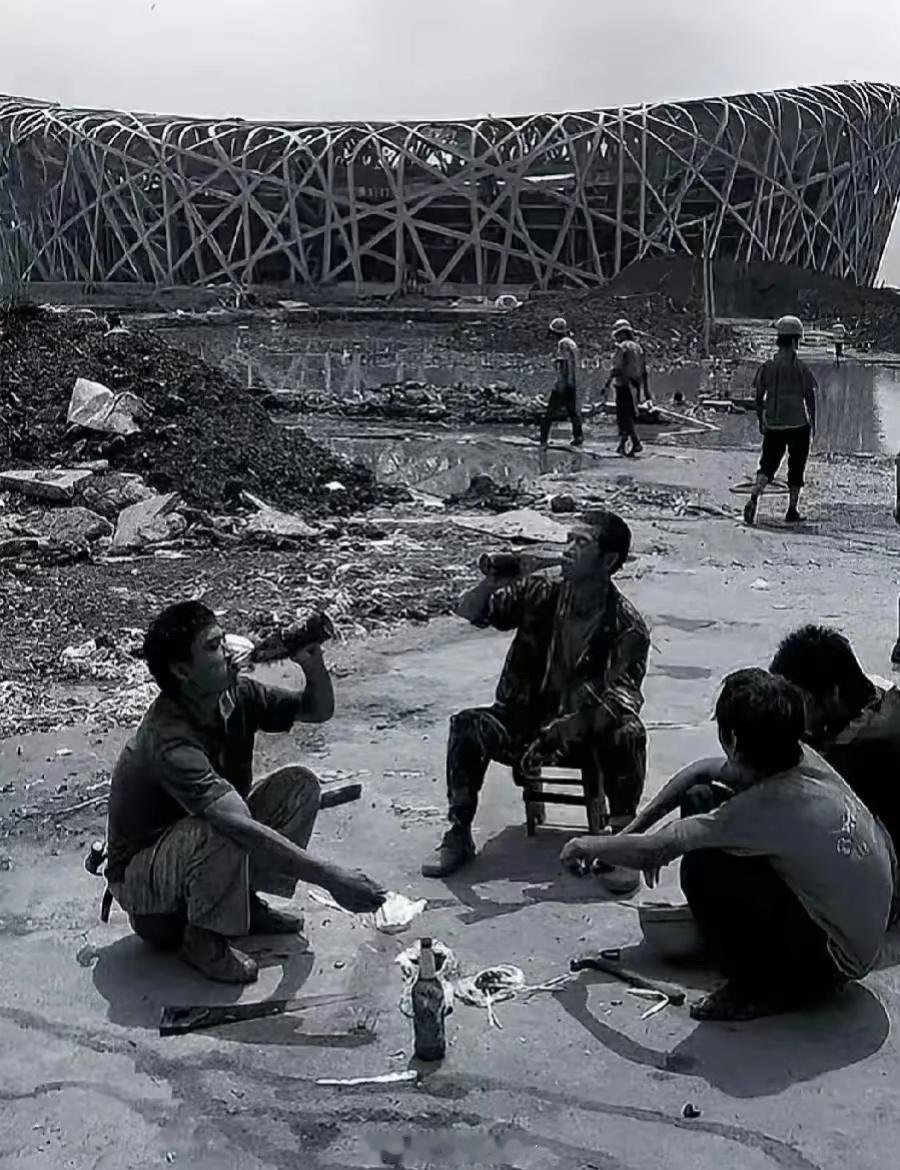 2007年，修“鸟巢”的农民工兄弟。
