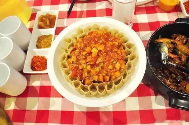 推广餐饮菜品加工方式自主明示好消息来了。去年以来因罗永浩质疑西贝部分餐品为预制菜