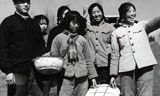 1977年秋，知青王建全因招工要去体检，他叫上女知青杜玉娟，知青点就剩他们两人，