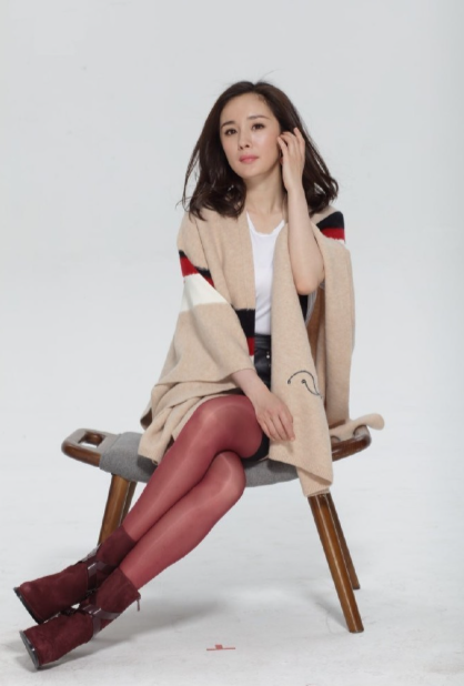 甜酷切换无压力，杨幂百变妆造靠大长腿撑满气场​​​