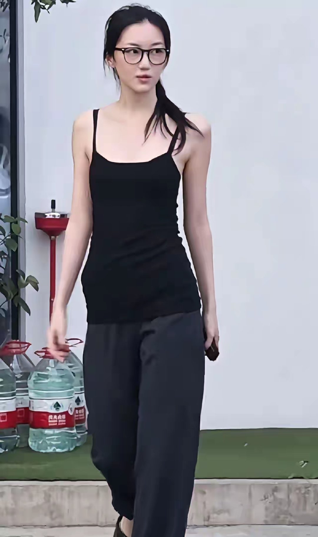 李亚鹏这么有钱，李嫣的嘴巴还是修复的不是很好，上嘴唇还是有点缺陷，不过比小时候好看很多了。​