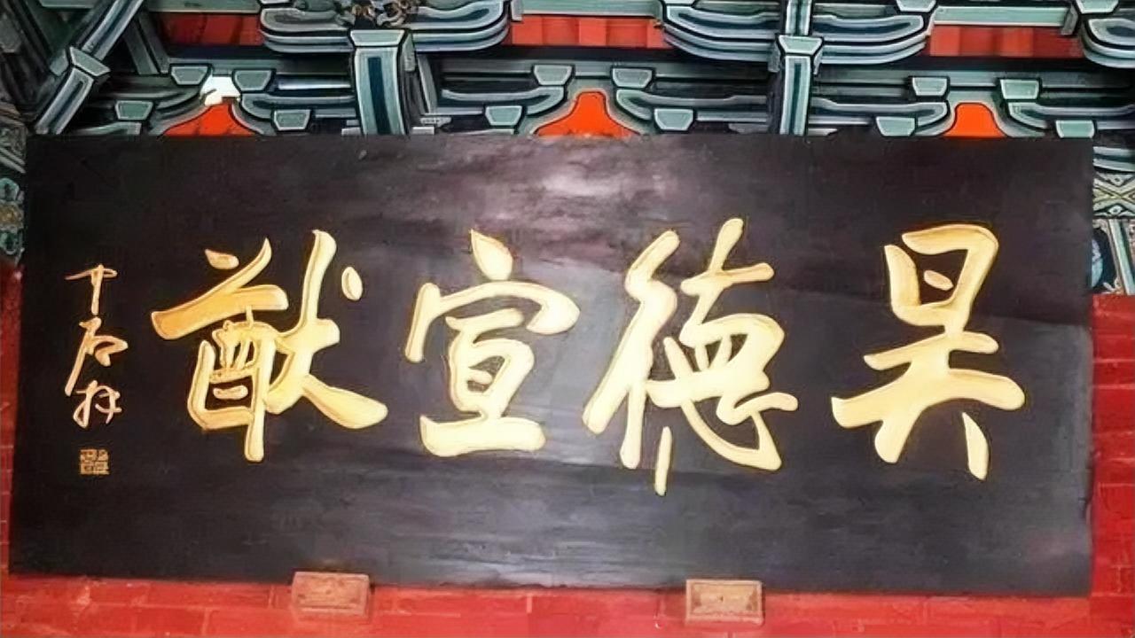 田蕴章说：欧阳中石的字缺乏方笔。确实如此，他的字有魏碑笔意，但是有意回避了魏碑的