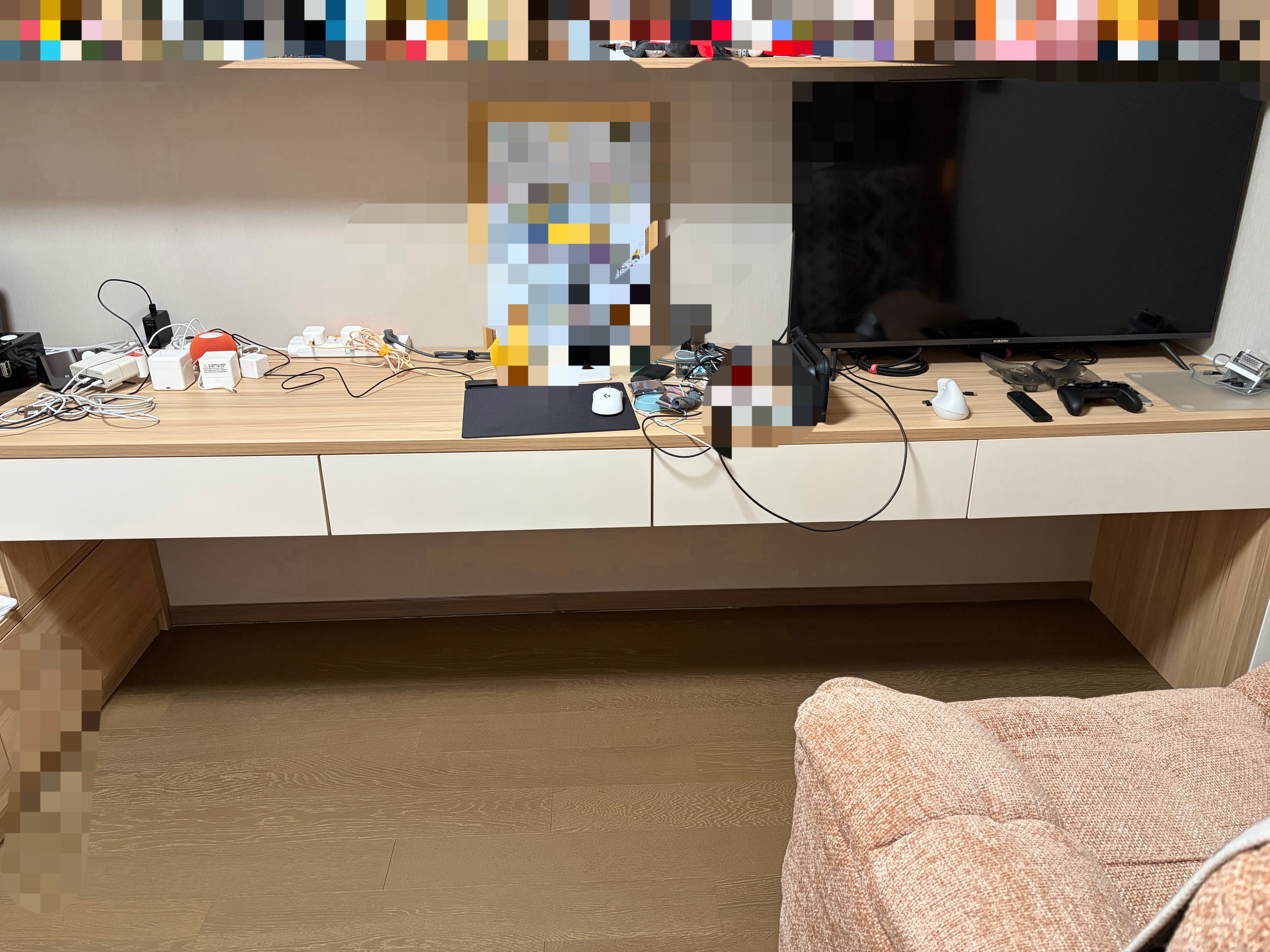 大家以后装修，千万不要装这种悬空的长桌子真的会撑不住，时间长了就往下弯我这桌子上