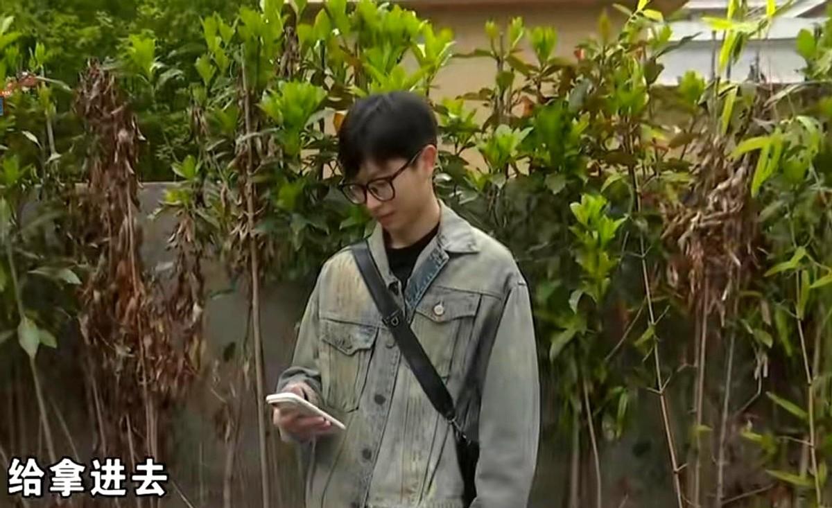 杭州，一名男子为了感谢老家弟弟，省吃俭用花了8300多块钱，网购了一部顶级配置的