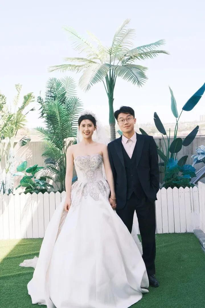 “太巧了！”5月7日报道，山西太原，一女子发婚礼请柬时，别人都以为她在玩梗，因为