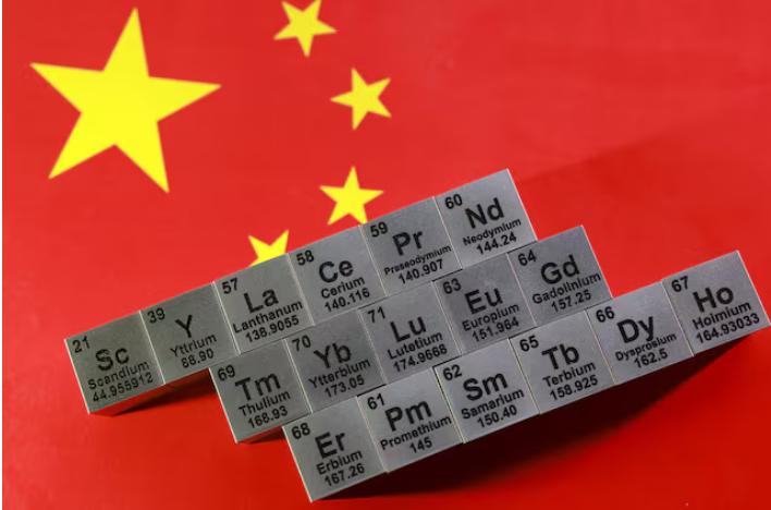 高市早苗大概没想到，她等来的不是中方在稀土出口上的松动，而是一道新的禁令。从9月