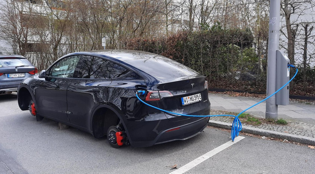 特斯拉ModelY在路边充电四个轮子被偷了看卡钳应该是P版，轮毂和轮胎都不便