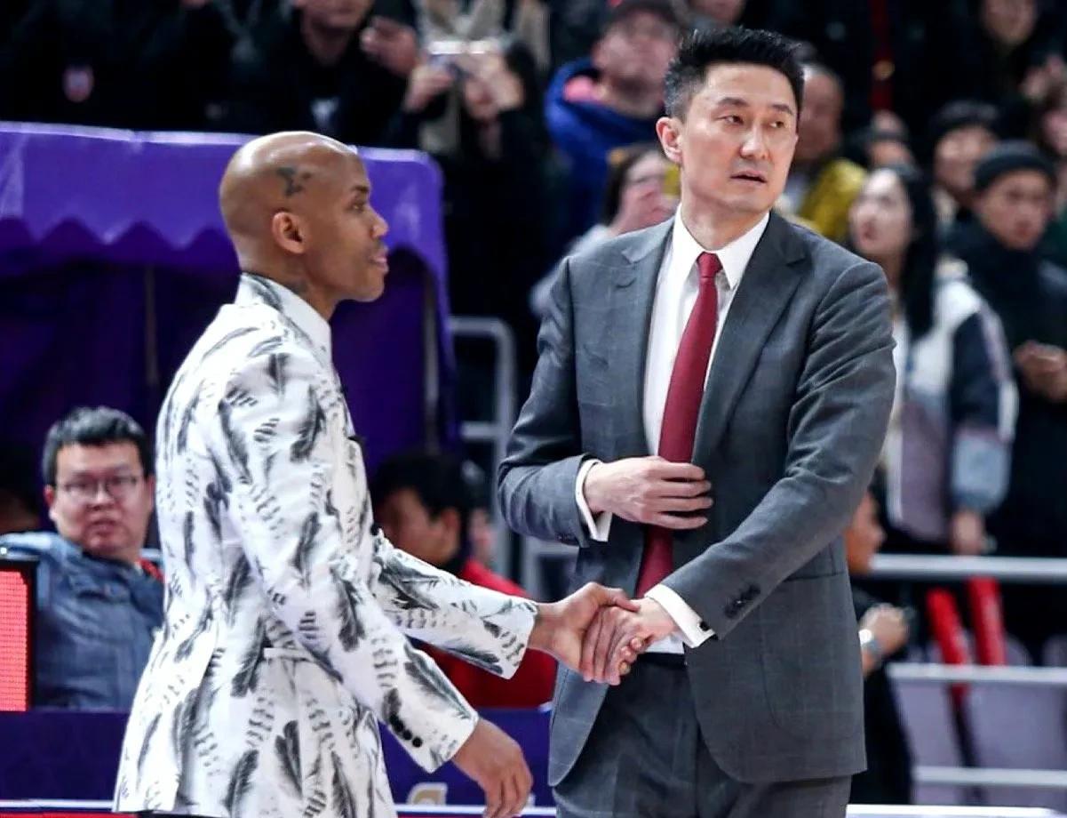 马布里借用杨翰森的“文明”一词，将15年前杜锋被查尔斯揍了一拳打晕的事情抬了出来