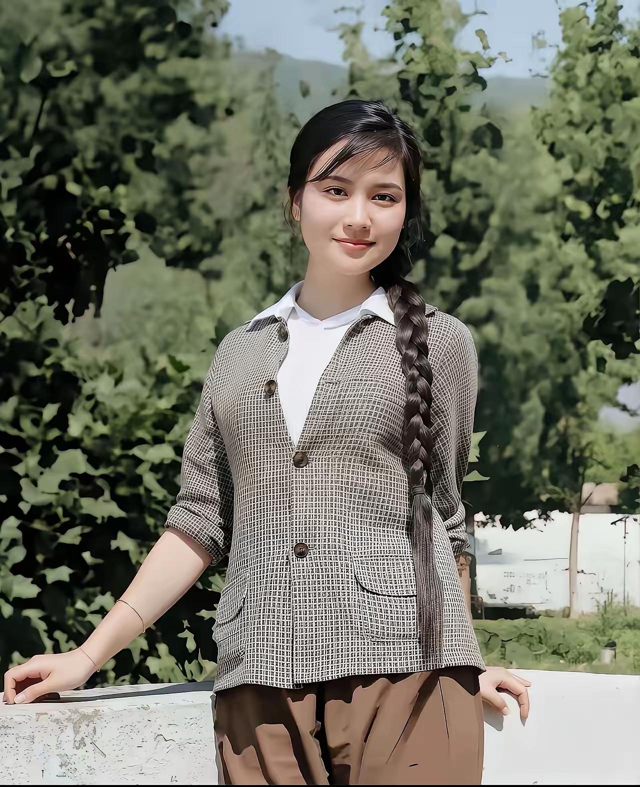 能被洪晃评价继母“美得如同妖精”，朱一锦的容貌可想而知。洪晃评价不为过看到照片确