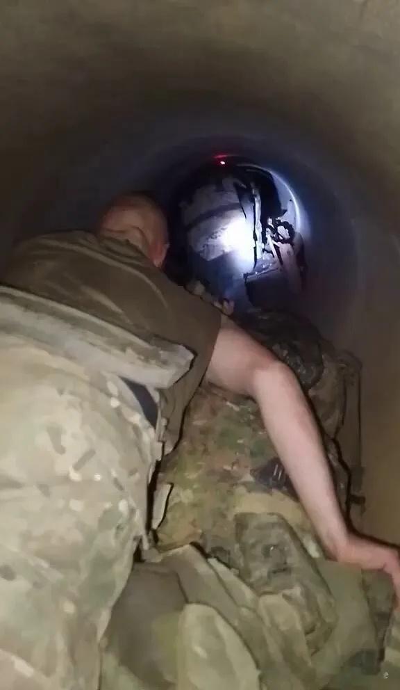 俄军为了躲避乌军空中监视和FPV无人机攻击的常用战术，即通过地下管道进行渗透攻击