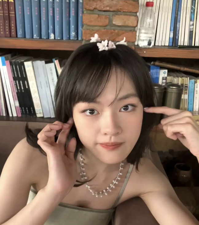 文淇晒照亚麻连衣裙搭彩色美甲的复古夏日