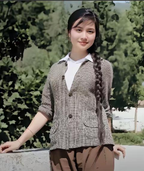 这就是洪晃口中貌美的继母朱一锦。在那个物质贫乏的年代，像这种不施粉黛便美艳出尘的