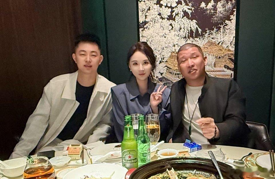 刘二狗徒弟老二刚宣布和沈曼分手，沈曼就跑其他网红那去了？[并不简单]​​​