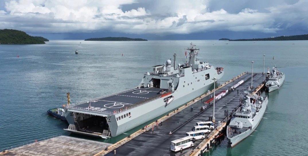 有海外基地就是爽！中柬联合军演，解放军直接搭乘071登陆舰抵达中国参加