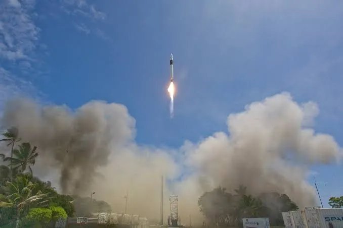 如果告诉你，SpaceXicon当年之所以没倒闭，全靠一位工程师在万米高空把手伸